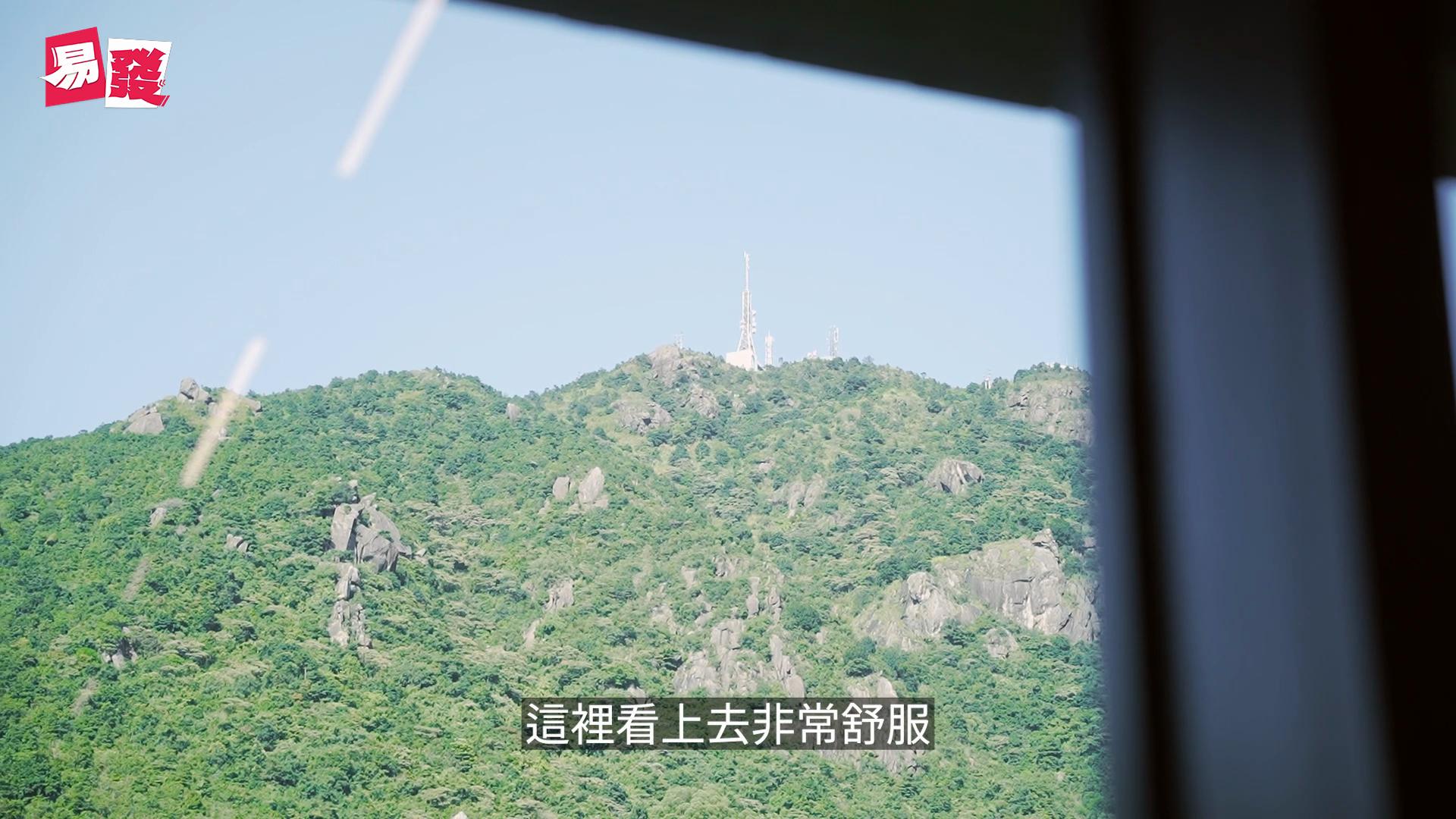 位于牛池湾丰盛街，由5座31层高的物业组成，提供723伙，标准单位面积由约500至2,000馀平方尺，1至4房间隔，每层5至6伙设计，大单位楼层则为2梯2伙；另有复式及相连特色单位，面积约3,000至4,000方尺不等。该盘也备有会所及食肆等设施。资料显示，峻弦现址是新地于05年，以42.3亿元从土地拍卖会夺得，每方尺地价5,436元。
