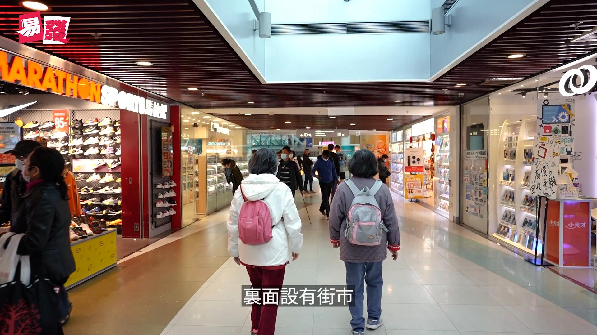 Tung Chung Crescent is located at 1 Hing Tung Street, Tung Chung, New Territories. the Occupation date starts from December 1998. It consists of 2 phases, 8 buildings with a total of 2,158 residential units, designed from 2 bedrooms to 4 bedrooms, with salesable area from 521 to 1,480 sq.ft.. There are Clubhouse, Swimming Pool, Kids' Facilities, Sports Facilities, Catering Facilities, Health & Beauty in Tung Chung Crescent; There is good public transport, about 1 min walking distance to MTR. POA School Net is 98, Secondary school district is in Island.